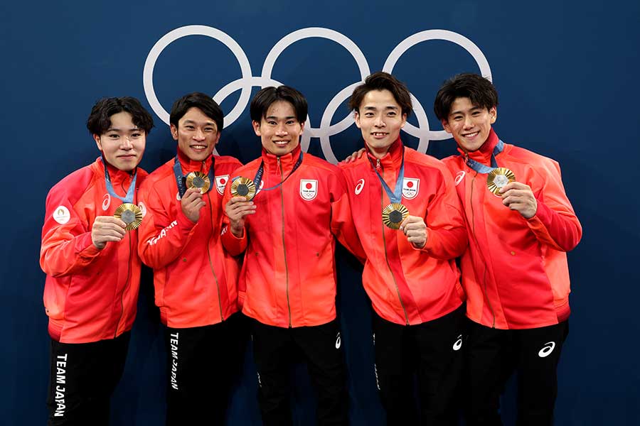 パリ五輪体操男子団体総合で金メダルを獲得した日本代表選手たち【写真：Getty Images】