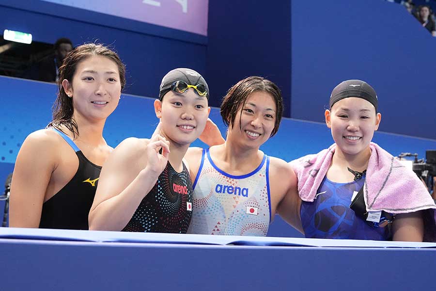 パリ五輪競泳女子400メートルメドレーリレー決勝を終え、笑顔も【写真：産経新聞社】