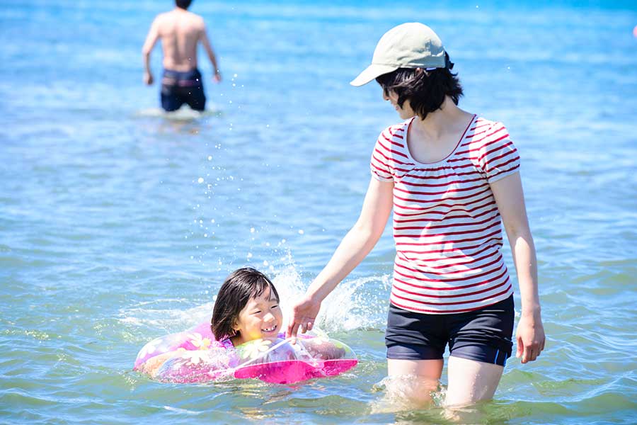 安全に楽しみたい海水浴など水辺のレジャー（写真はイメージ）【写真：PIXTA】