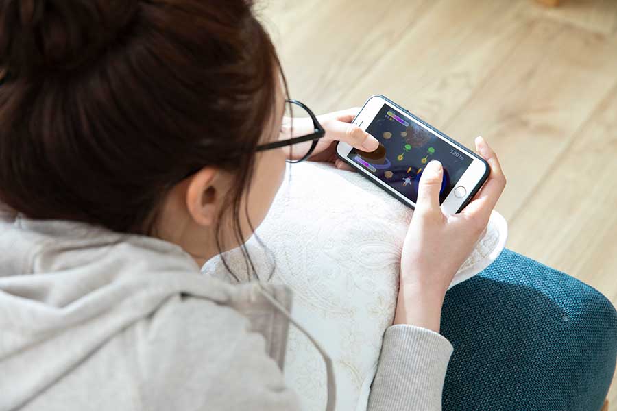 日課のスマホゲームが夫婦げんかの種に…（写真はイメージ）【写真：PIXTA】