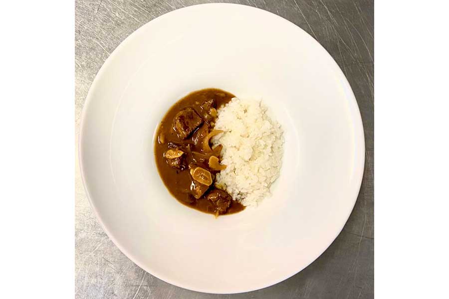 麦ライスさんが作ったカレーライス。ご飯が右側なのも意味がある【写真提供：麦ライス（シェフ）（@HG7654321）さん】