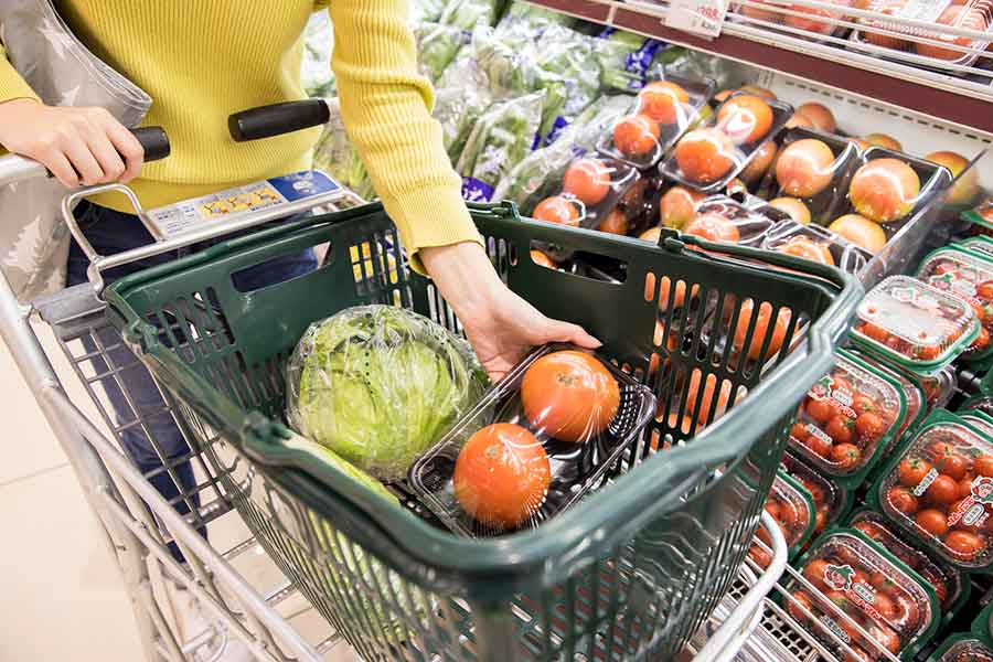 野菜やフルーツなどの商品は、一つひとつ包装されていることが多い日本のスーパー（写真はイメージ）【写真：PIXTA】