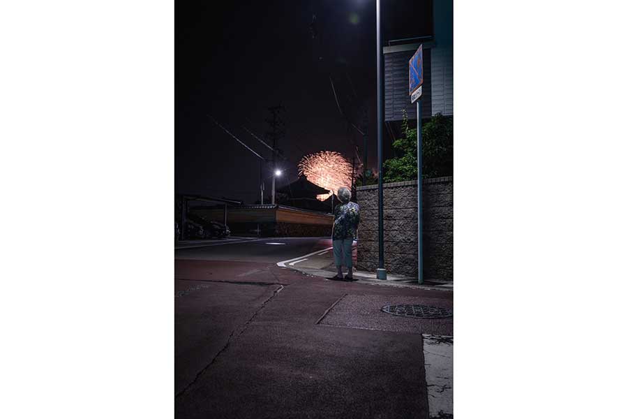 夜空に打ち上げられた花火を、ひとりひっそりと見物するおばあさん【写真提供：Tatsuki Ito（@ta2funk）さん】