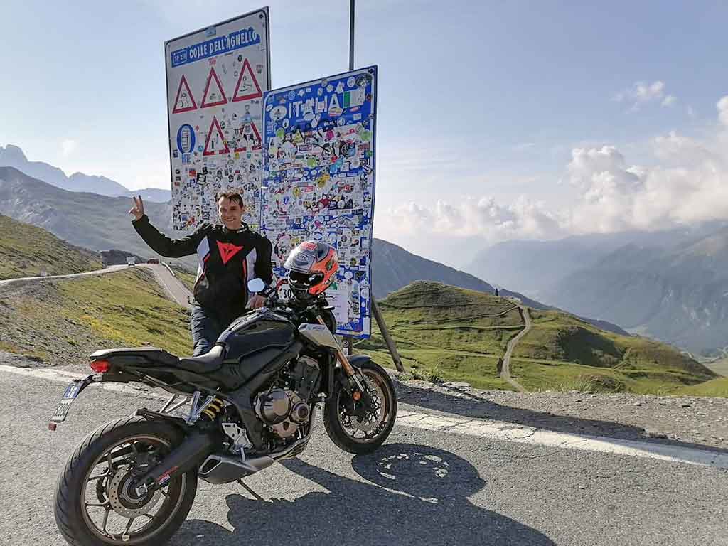 ホンダのバイクでフランスを旅するイタリア人のルカさん【写真提供：ルカ・コッカロ】