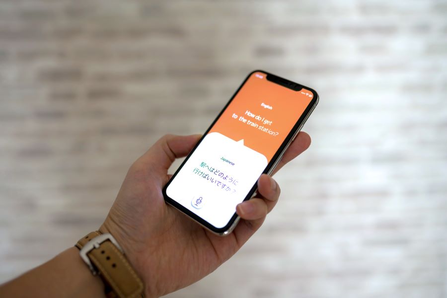 「きちんと会話をしようとすると物足りない」と感じた翻訳アプリでのコミュニケーション（写真はイメージ）【写真：PIXTA】