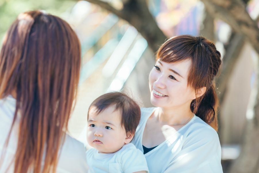 ママ友とは育児以外の話をしてみたくなることも（写真はイメージ）【写真：写真AC】