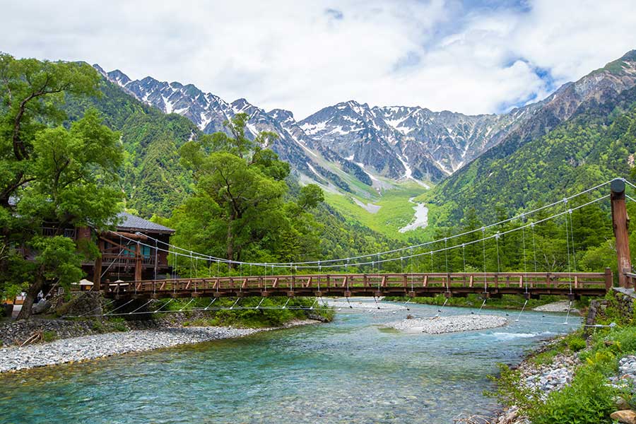 雄大な山々を望む北アルプスの玄関口・上高地（写真はイメージ）【写真：写真AC】