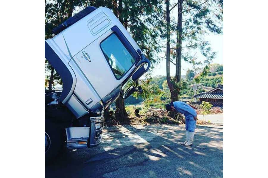 まるで互いに礼をしているかのよう【写真提供：商用車メーカーの中の人（@trucknakanohito）さん】