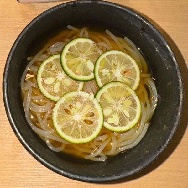 アメリカ人が「日本人は食でも四季を感じるんだな」と感激した冷たいすだちうどん【写真提供：カールソン】