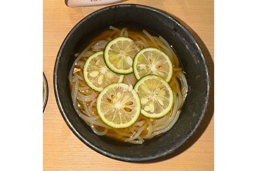 柑橘の爽やかな風味に魅了された冷たいすだちうどん【写真提供：カールソン】