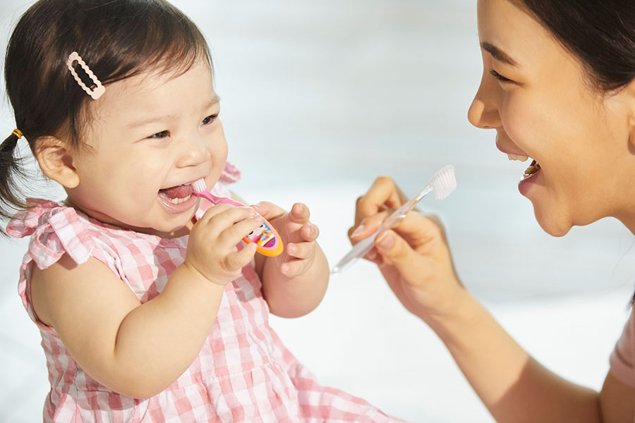 小さいときからしっかり磨いておきたい（写真はイメージ）【写真：PIXTA】