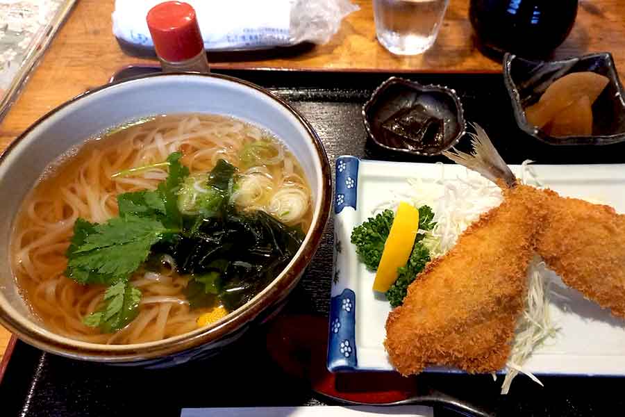 うどんとアジフライの定食【写真提供：ジョバンニ】