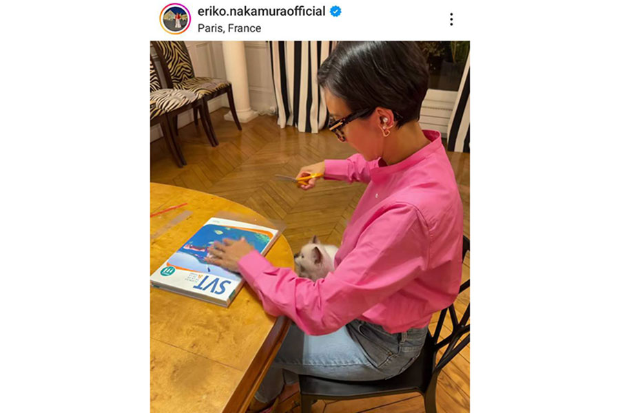 子どもたちの教科書のカバー付けをする中村江里子さん（画像はスクリーンショット）