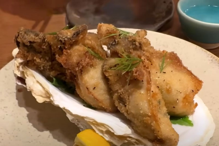 フランス人が日本の居酒屋で食べたカキフライ（画像はスクリーンショット）