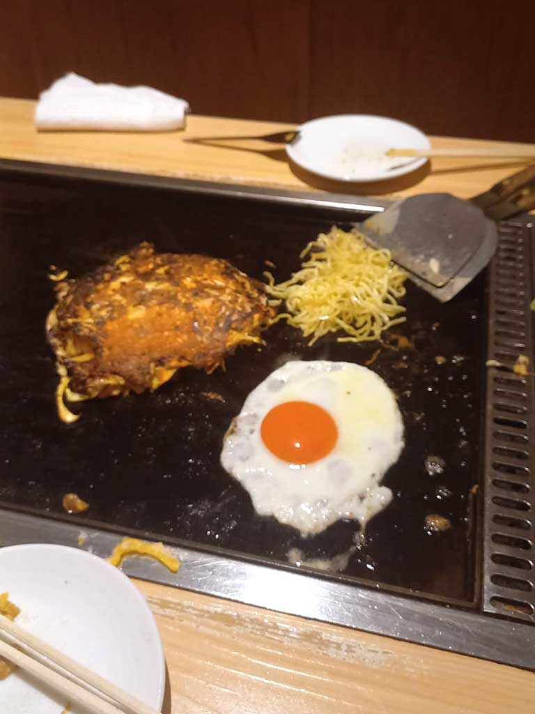 目の前の鉄板で調理される「Okonomiyaki」【写真提供：ジョバンニ】