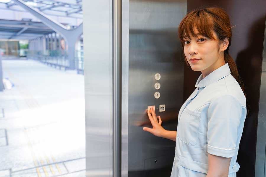 ほかの利用者のため「開く」ボタンを押して待つ日本人（写真はイメージ）【写真：写真AC】