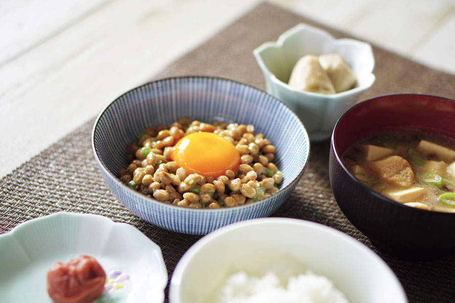 朝ごはんを注文したところ、付いてきた納豆のおいしさに感動（写真はイメージ）【写真：写真AC】