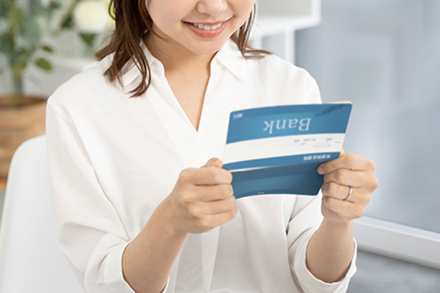 息子の将来を思い、母が預金通帳を作成（写真はイメージ）【写真：写真AC】