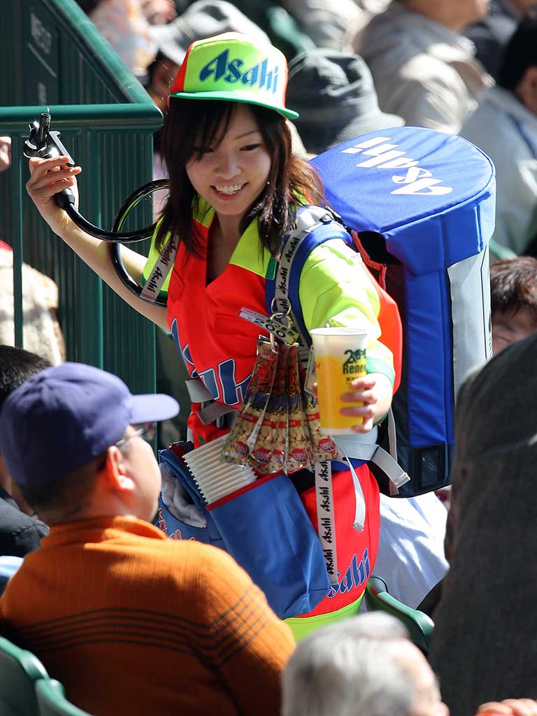 プロ野球観戦中、席でビールを買えることにびっくり（写真はイメージ）【写真：Getty Images】