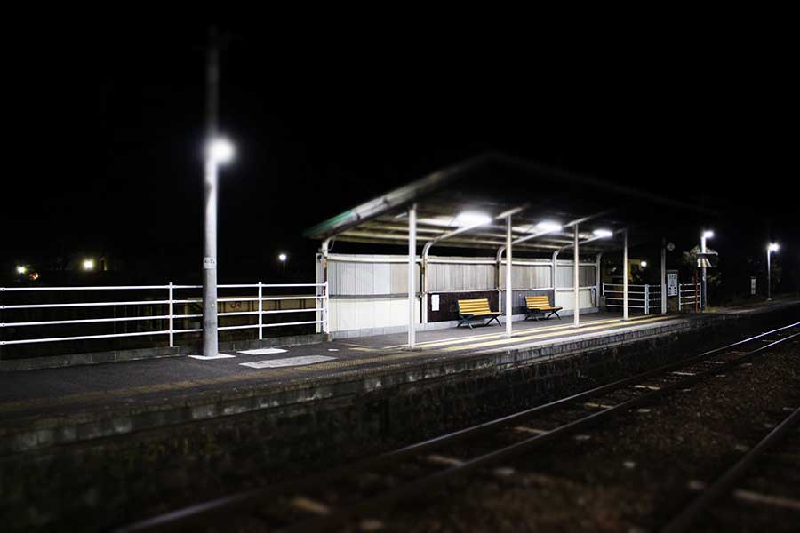 旅先で電車が止まってしまい、見知らぬ駅に取り残された人の投稿が話題に（写真はイメージ）【写真：写真AC】