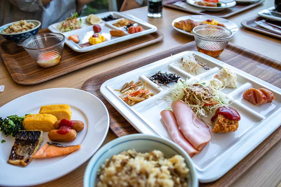 さまざまな野菜料理が並ぶホテルの朝食にびっくり（写真はイメージ）【写真：PIXTA】