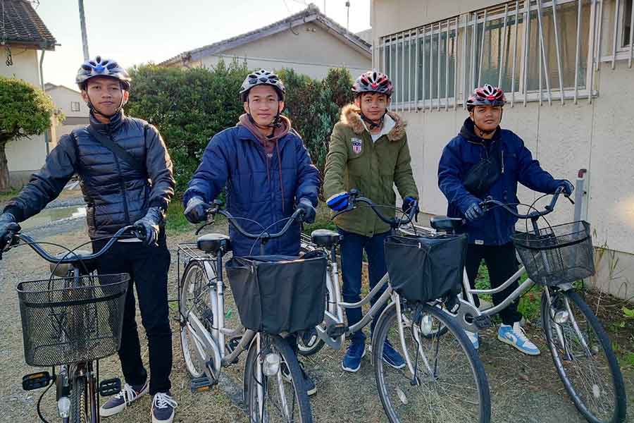 自転車に乗ってスーパーマーケットへ行く練習も【写真提供：宮之原明子】