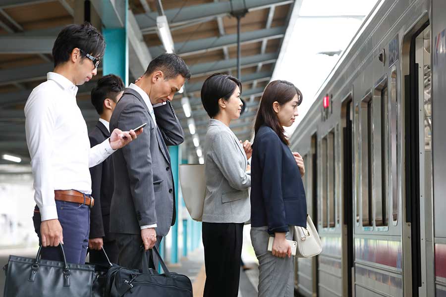 あまりにも規則を厳守している日本人に、外国人は違和感が（写真はイメージ）【写真：PIXTA】