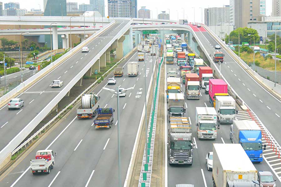 荷物を載せた車が多く行き交う高速道路（写真はイメージ）【写真：写真AC】