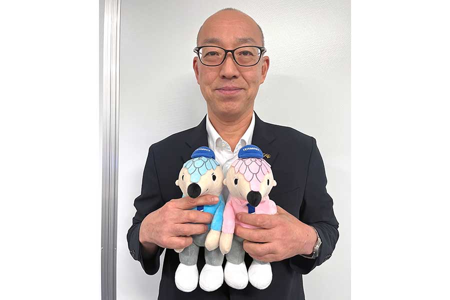 ダスキン ターミニックス事業部のキャラクター・ター＆ミーのぬいぐるみを手にする原田曜男さん【写真提供：ダスキン】