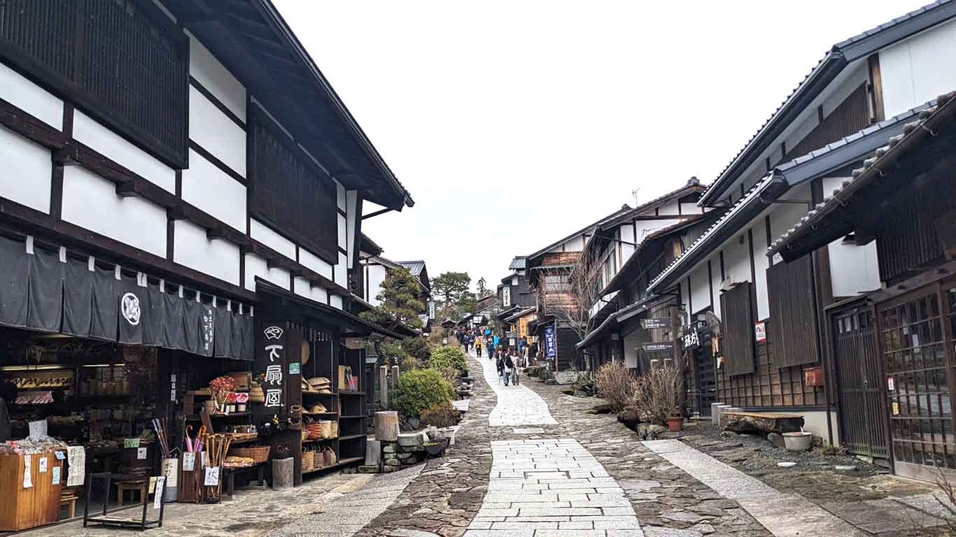 江戸時代のような街並みを残す馬籠宿【写真：写真AC】