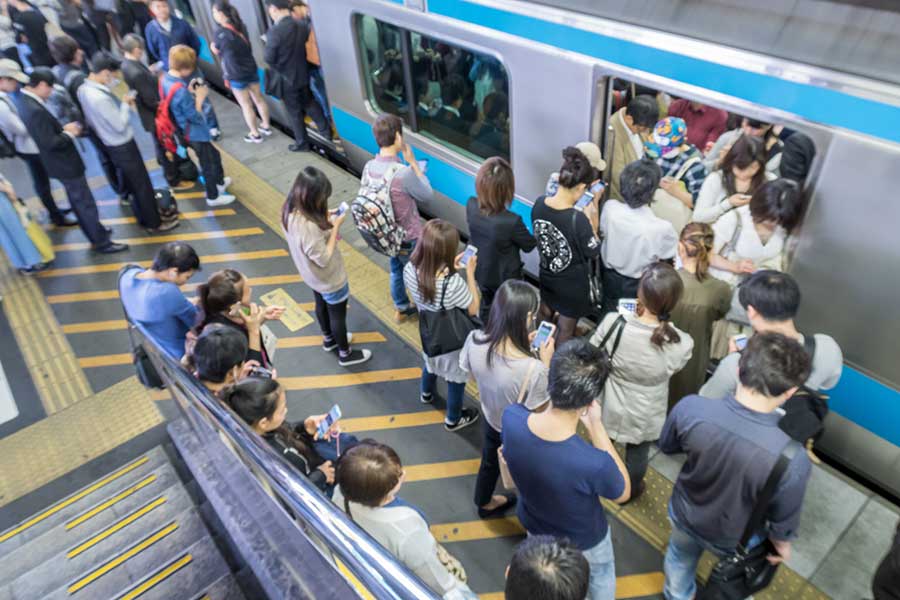 日本の満員電車は世界的にも有名（写真はイメージ）【写真：PIXTA】