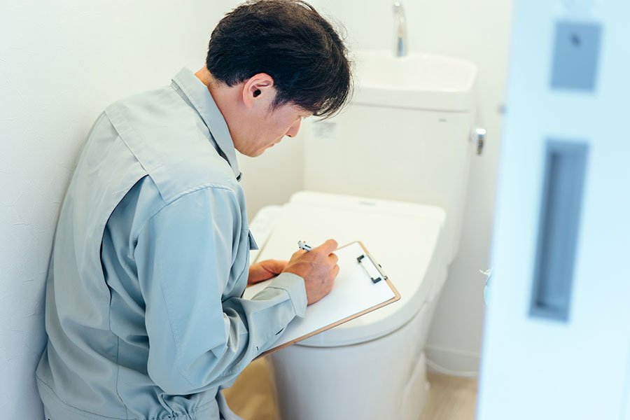 水洗トイレにする工事を依頼され、依頼者を訪ねると驚きの光景が（写真はイメージ）【写真：PIXTA】