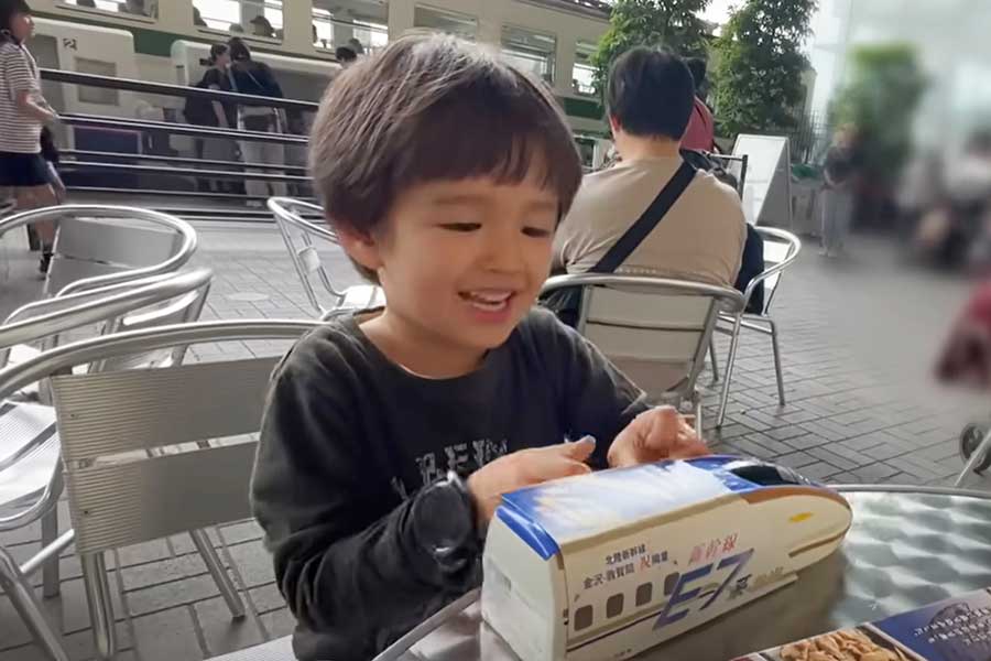 昼食の新幹線パッケージの駅弁に笑顔が弾けるミオくん（画像はスクリーンショット）