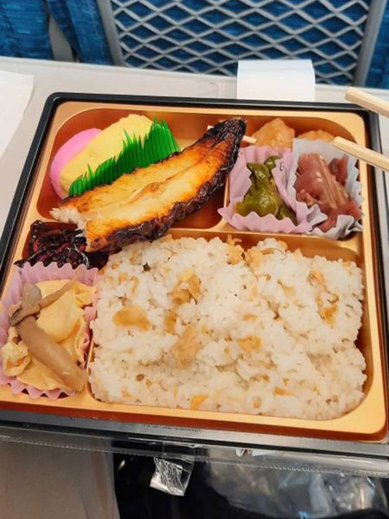 コーナーさんが新幹線内で食べた駅弁【写真提供：コーナー】