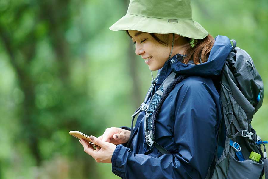 スマホは登山にも欠かせないアイテム。寒い日はとくにバッテリーの消耗に注意