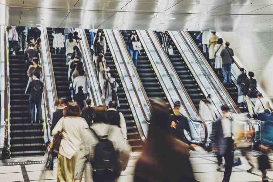 関東と関西でエスカレーターの立つ位置に違いが（写真はイメージ）【写真：PIXTA】