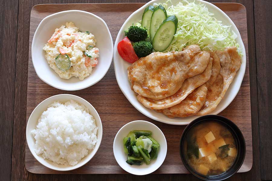 ごはんや汁物、主菜、副菜、香の物がそろった、品数豊富な日本の定食に驚き（写真はイメージ）【写真：PIXTA】