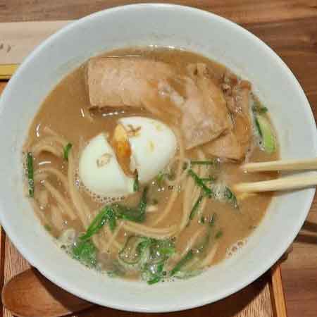 カナダ人が「食べるたびに新しい発見がある」と称賛した豚骨ラーメン【写真提供：コーナー】