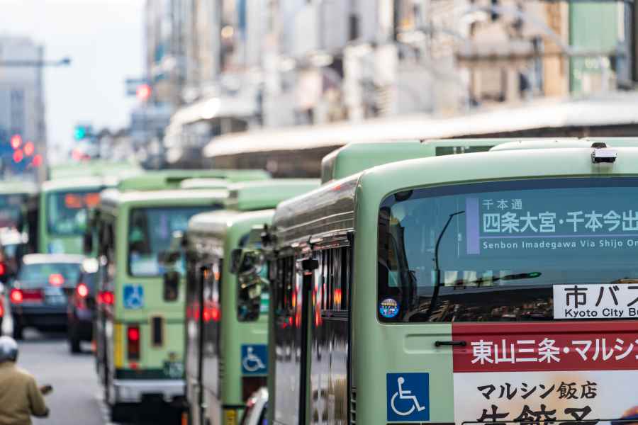 京都では、市バスの大混雑ぶりにびっくり（写真はイメージ）【写真：PIXTA】