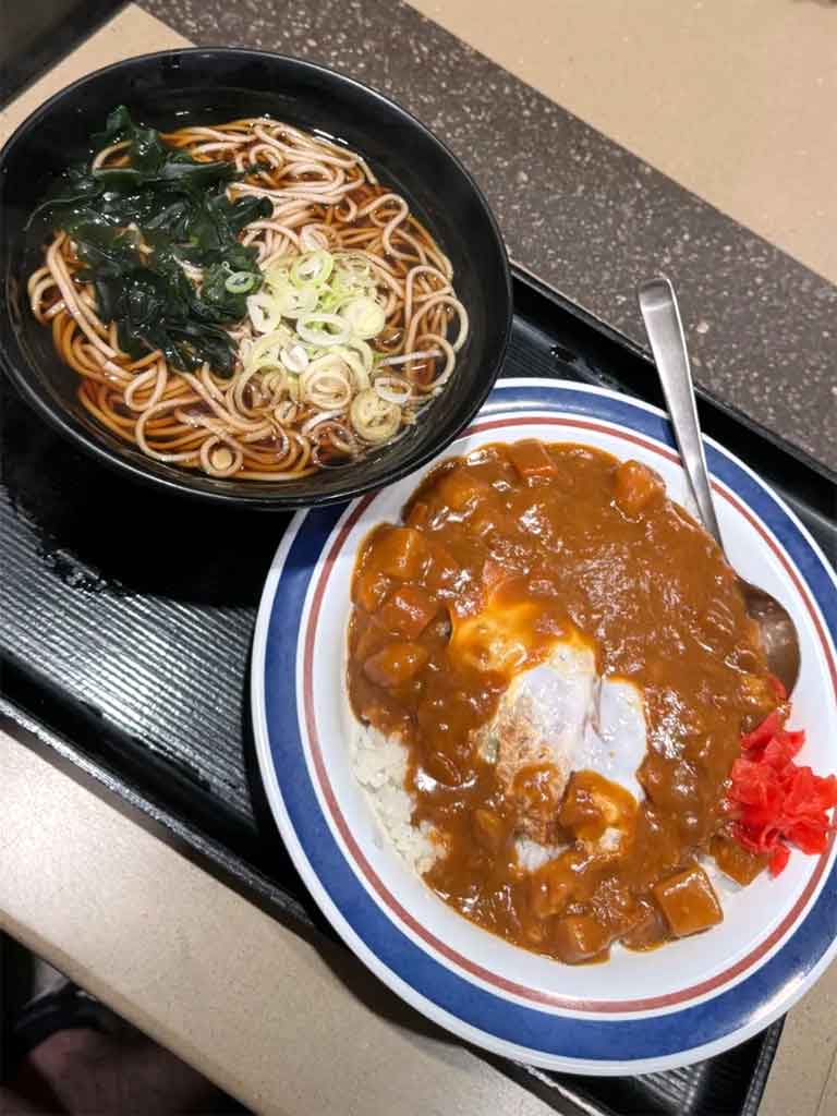 そばとカレーライスのセットにびっくり【写真提供：ドノバン】