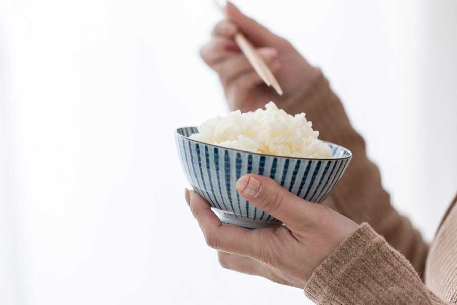 ごはん茶碗は持ち上げて食べる（写真はイメージ）【写真：写真AC】