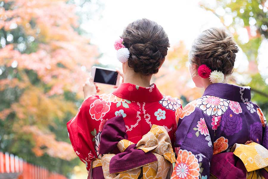 和服姿でスマートフォンを持つ姿にギャップを感じたという（写真はイメージ）【写真：PIXTA】