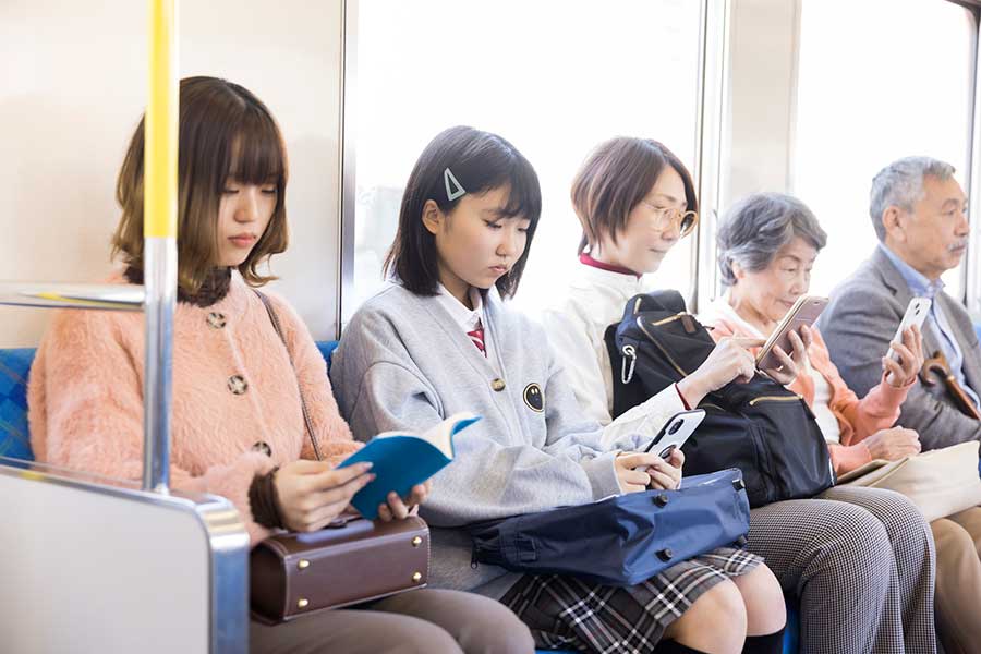 電車などに乗っているときや、ひとりでいるときはとてもシャイ（写真はイメージ）【写真：PIXTA】