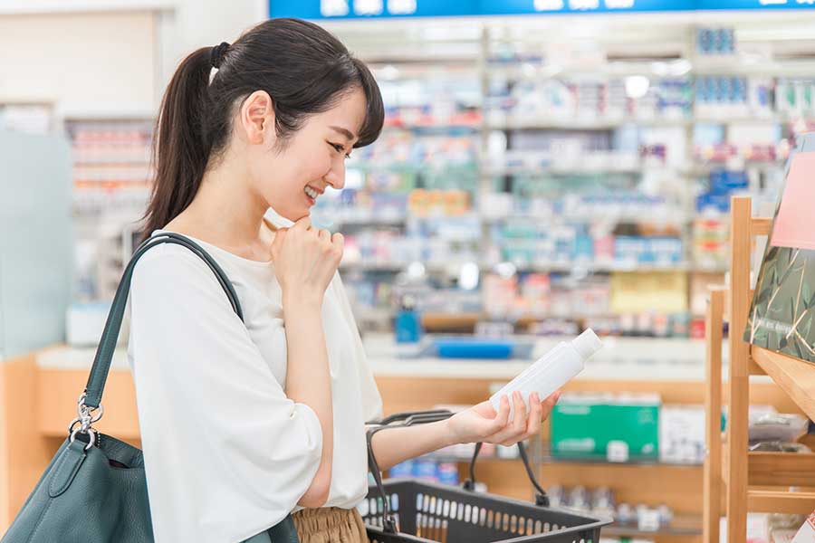 従来の医薬品や日用品以外に、食品の品ぞろえが増えているドラッグストア（写真はイメージ）【写真：PIXTA】