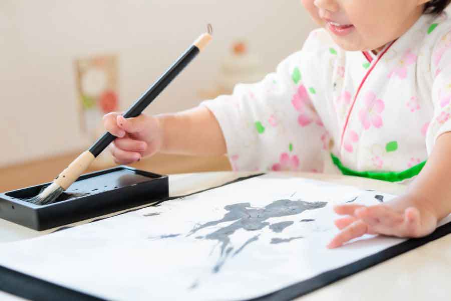 3歳の女の子が初めての書道。できばえに驚きの声が（写真はイメージ）【写真：PIXTA】