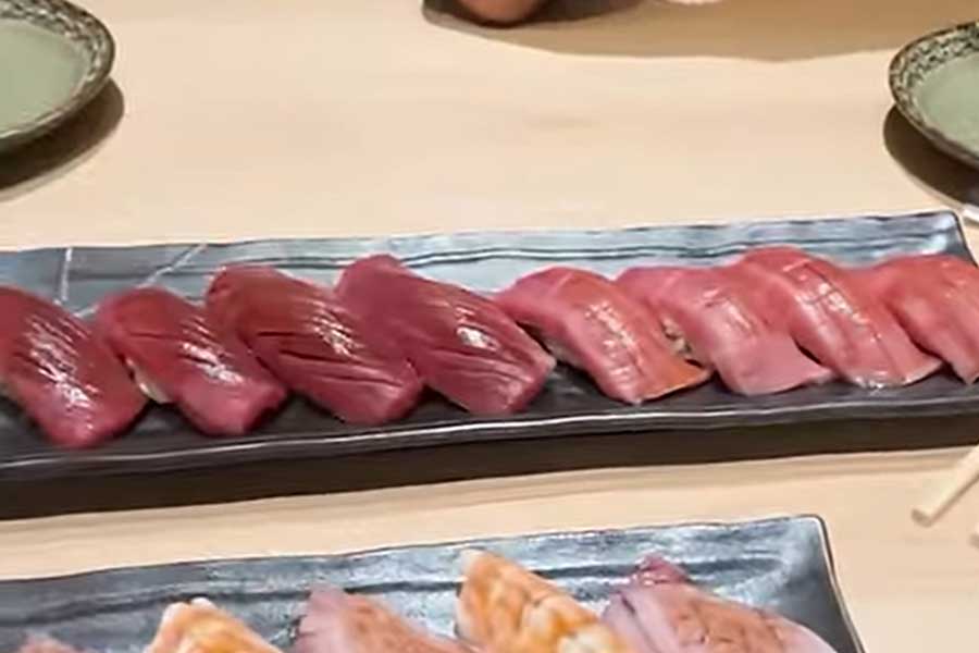 マグロの赤身と中トロ。終盤で大トロも味わい、3人は感激した（画像はスクリーンショット）