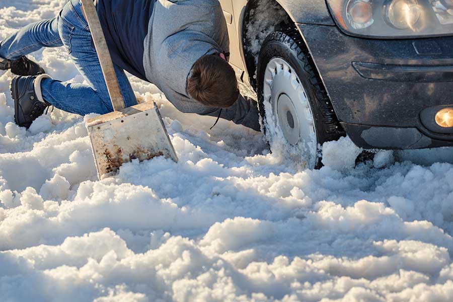 雪や泥などの轍でスタックしてしまう自動車（写真はイメージ）【写真：PIXTA】