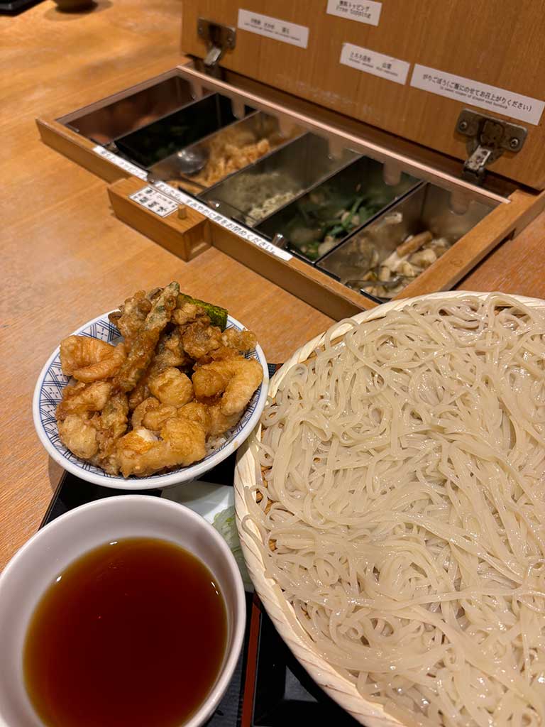 とくに、麺をつゆにつけて食べるスタイルがお気に入り【写真提供：ヤコブ】