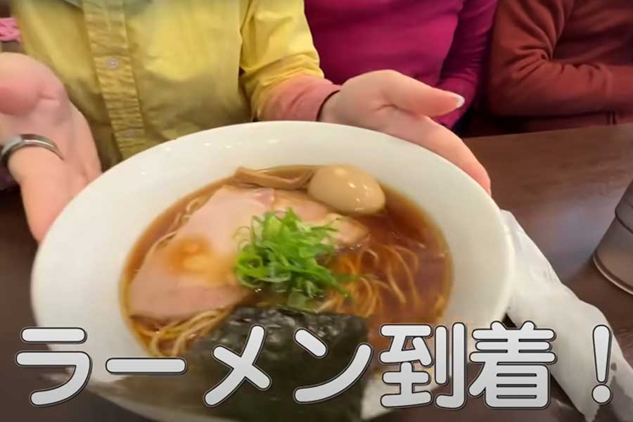 地元で評判のラーメン店に両親を招待！（画像はスクリーンショット）