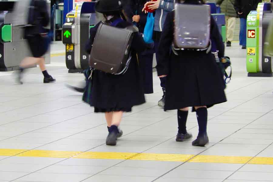 電車やバスを使って、大人なしで通学する子どもの姿にびっくり（写真はイメージ）【写真：PIXTA】